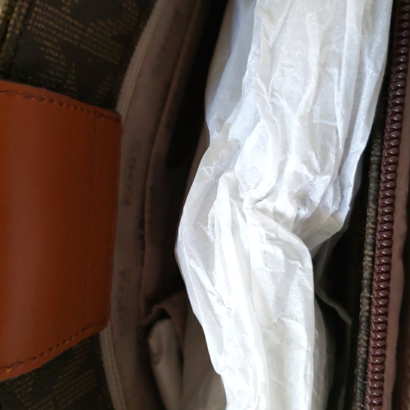 Michael Kors handbag. NWT. 15"w x 11 3/4" has handles and shoulder strap.$120 - Picture 4 of 5